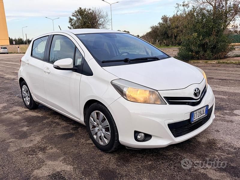 Usata Toyota Yaris Style 89 CV (65 kW) 2013 Bianco Berlina
