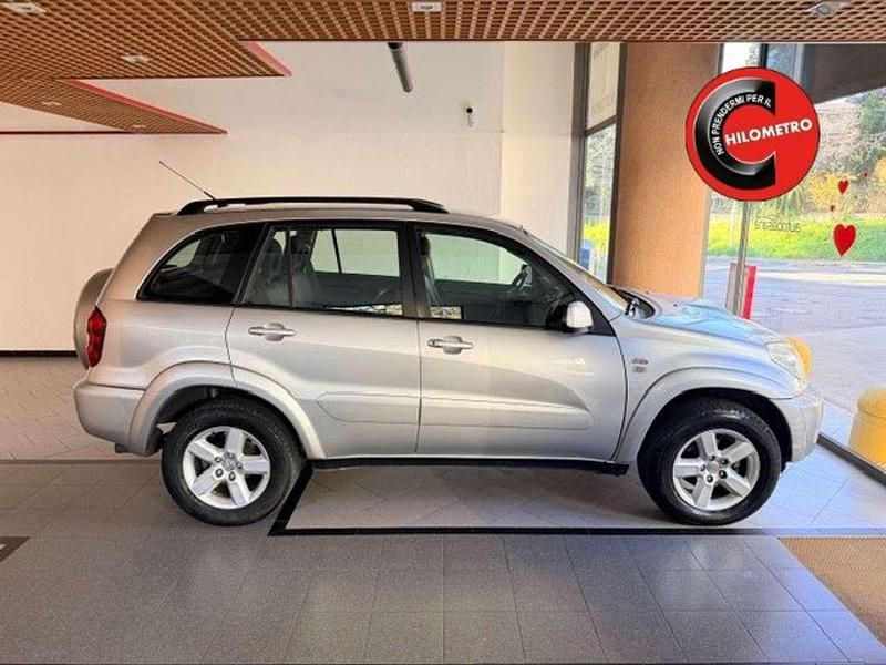Argento Usata 2005 Toyota RAV4 SUV | 7997 € (Molto cara) - Immagine 1/4