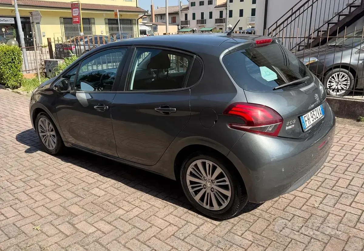 Usata Peugeot 208 75 CV (55 kW) 2017 Grigio Utilitaria