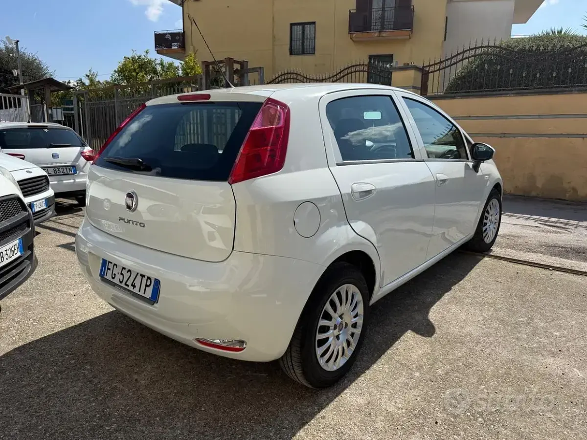 Begagnad Fiat Punto Lounge 95 HK (69 kW) 2016 Vit Halvkombi