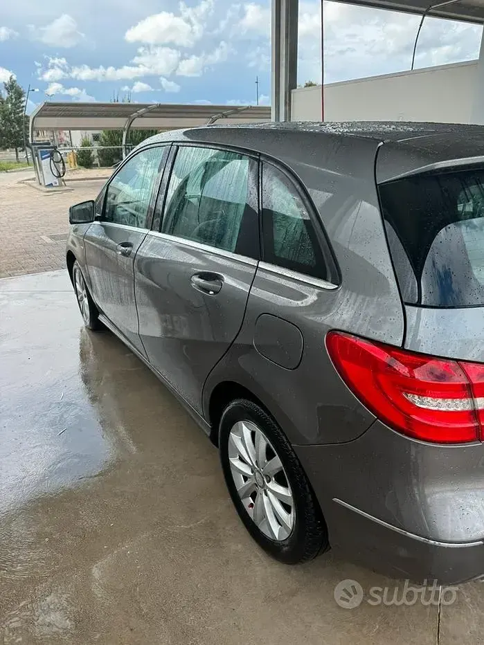 Usata Mercedes B180 109 CV (80 kW) 2012 Grigio Utilitaria