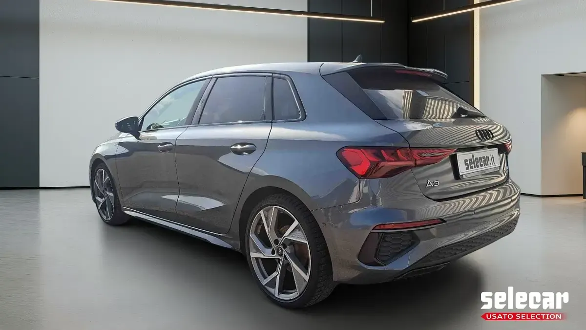 Usata Audi A3 Edition .1 200 CV (147 kW) 2022 Grigio daytona Berlina