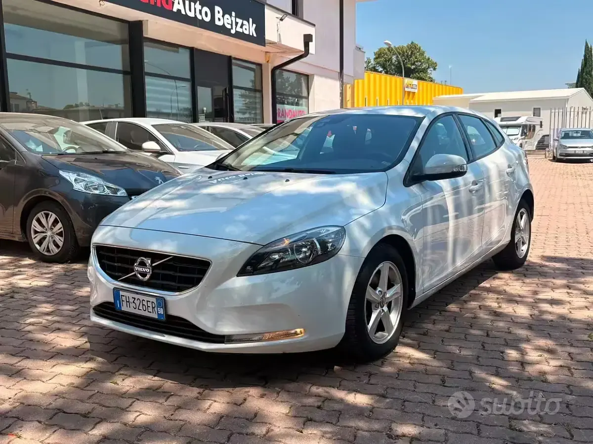 Usata Volvo V40 R-Design Momentum 120 CV (88 kW) 2017 Bianco Berlina