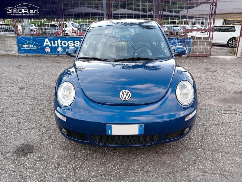 Usata VW New Beetle 104 CV (76 kW) 2009 Blu Utilitaria