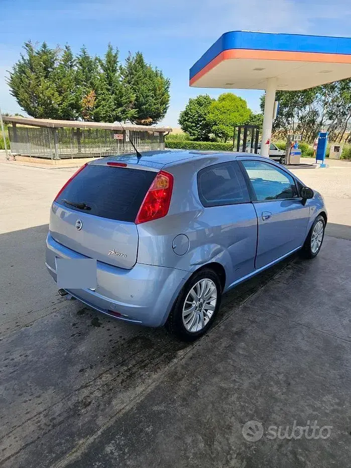 Usata Fiat Grande Punto 90 CV (66 kW) 2005 Bluazzurro Utilitaria