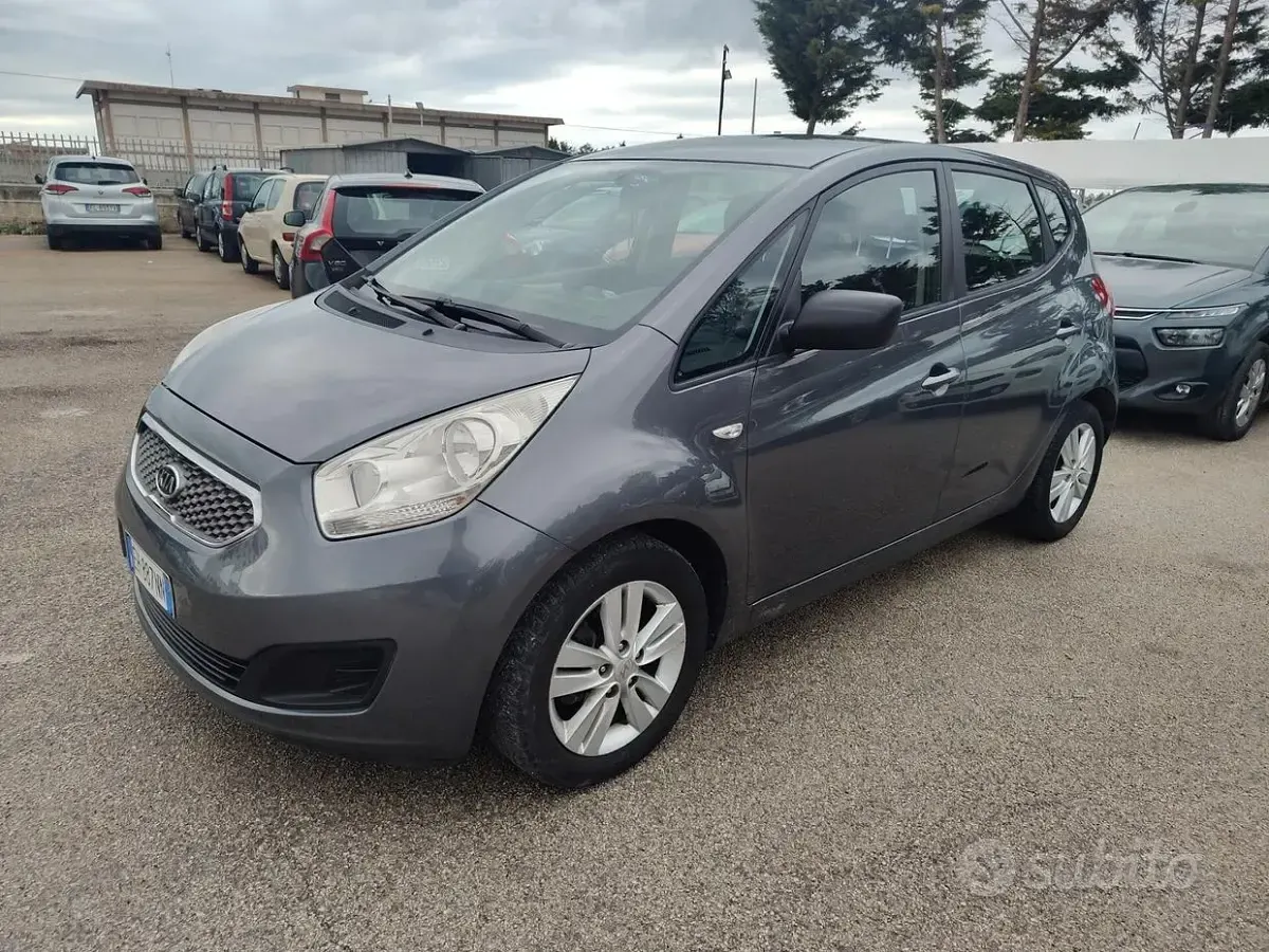Usado Kia Venga EX 90 CV (66 kW) 2011 Gris Utilitario