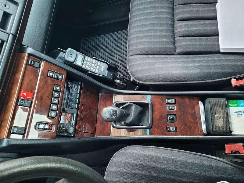 Usata Mercedes E200 122 CV (89 kW) 1992 Nero Berlina