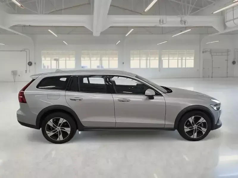 Usata Volvo V60 CC Core 197 CV (144 kW) 2022 Grigio Station wagon