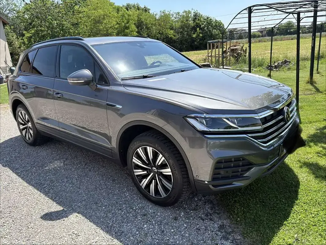 Usata VW Touareg Elegance 231 CV (169 kW) 2023 Grigio SUV