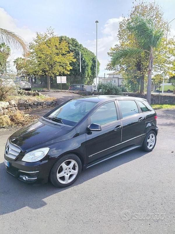 Usata Mercedes B200 140 CV (102 kW) 2010 Nero Monovolume