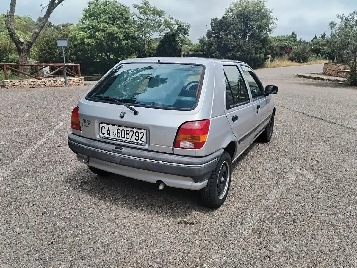 Usata Ford Fiesta 53 CV (38 kW) 1989 Grigio Utilitaria