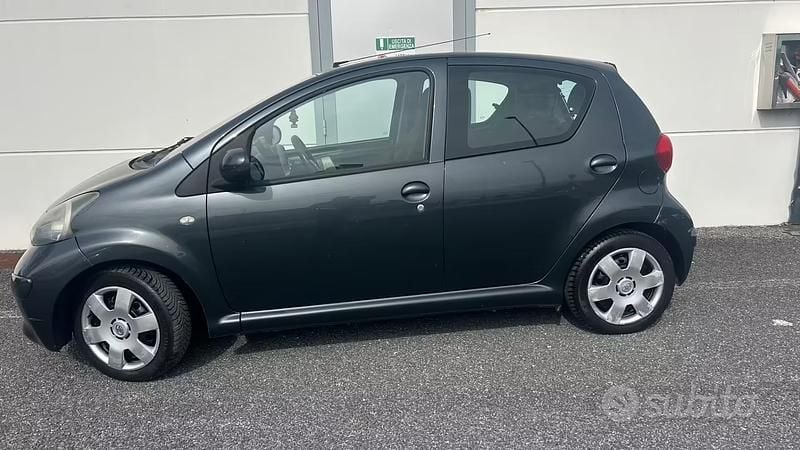 Usata Toyota Aygo 67 CV (49 kW) 2007 Grigio Utilitaria