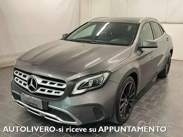 Usata Mercedes GLA180 122 CV (89 kW) 2017 Grigio SUV