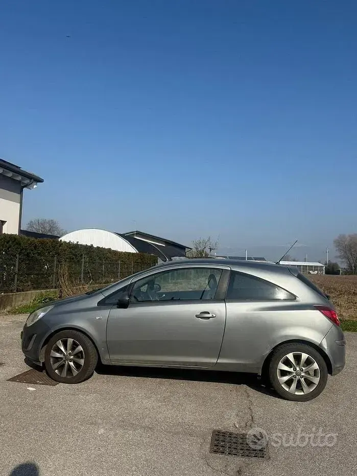 Usata Opel Corsa 85 CV (62 kW) 2013 Grigio Utilitaria