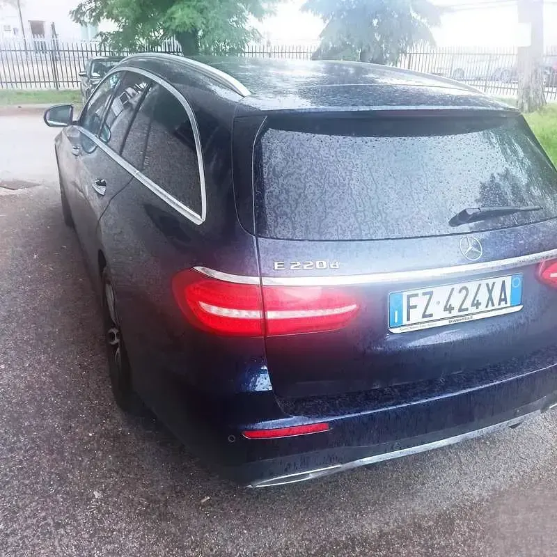 Gebraucht Mercedes E220 Premium 194 PS (142 kW) 2020 Blau Kombi