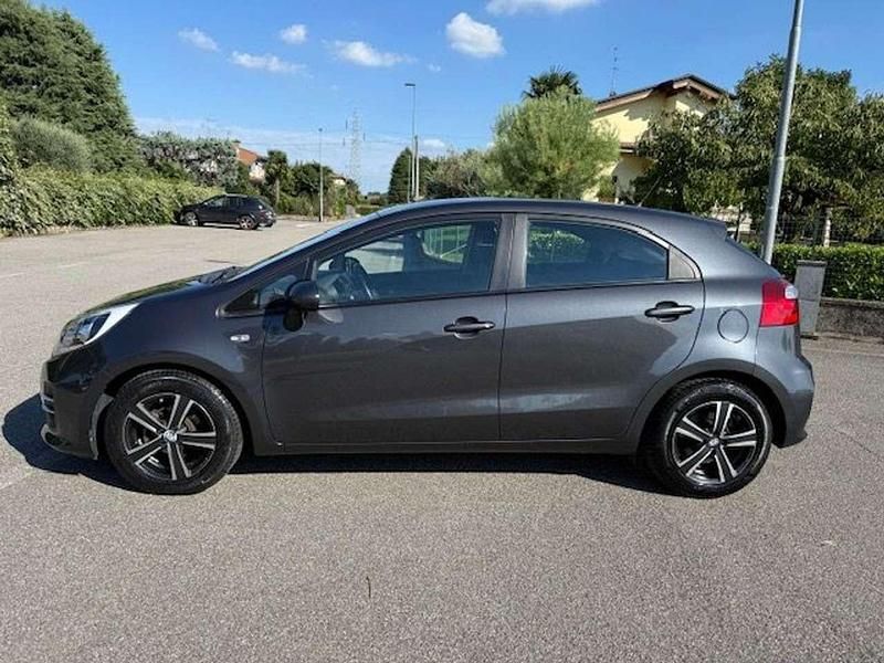 Usado Kia Rio Active 86 HP (63 kW) 2015 Cinzento Sedan