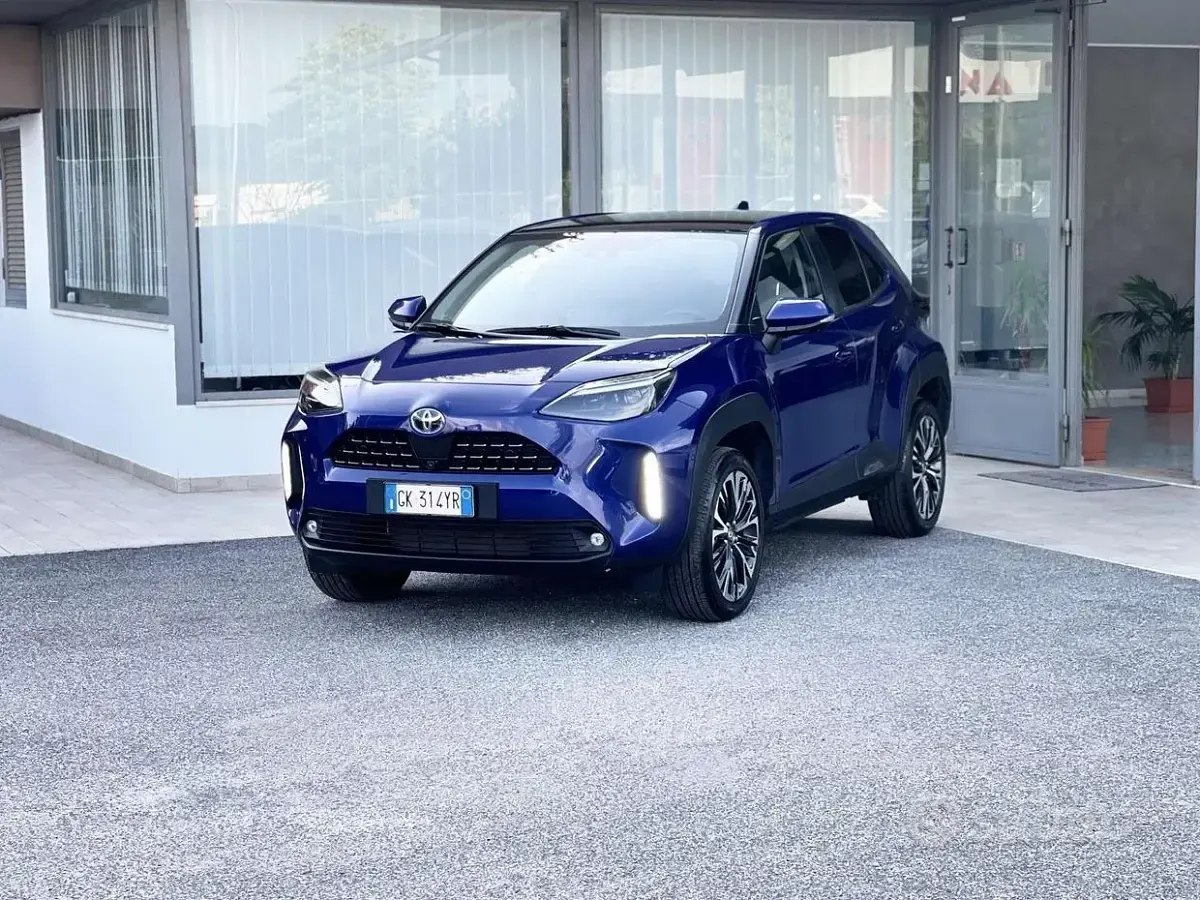 Usata Toyota Yaris Cross Lounge 92 CV (67 kW) 2022 Blu/azzurro SUV