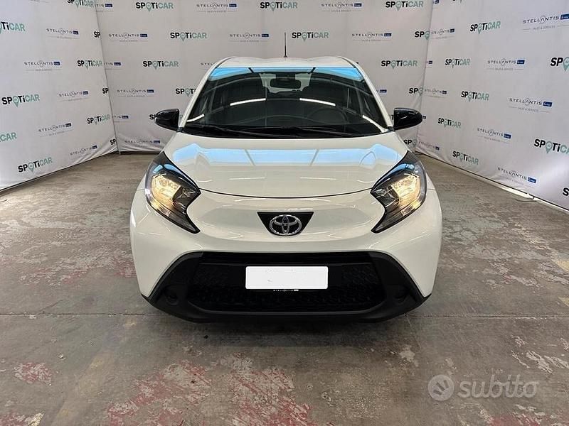 Käytetty Toyota Aygo X Active 72 HP (52 kW) 2025 Valkoinen Katumaasturi