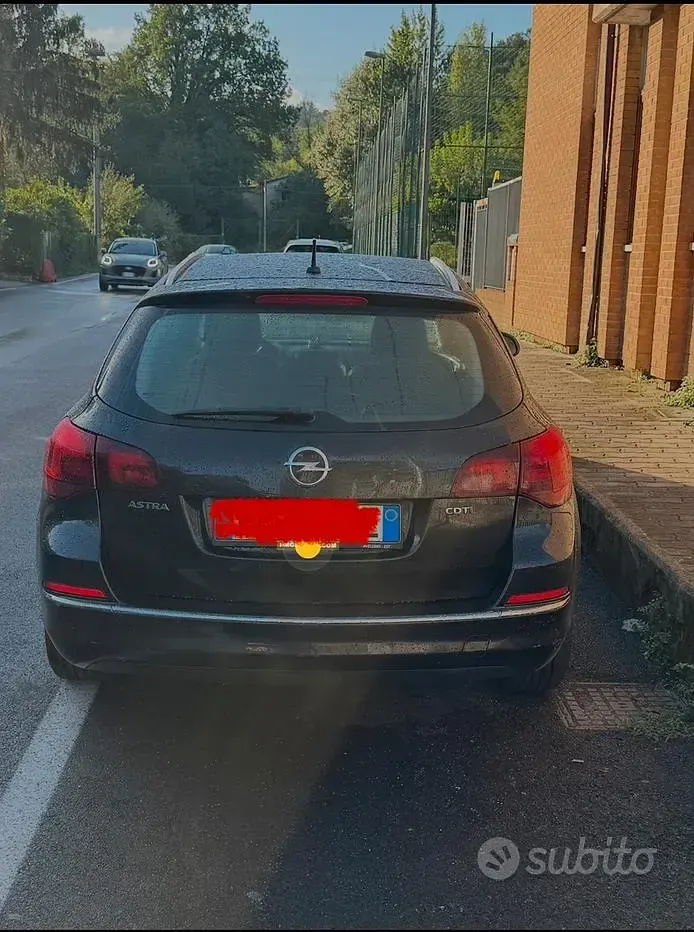 Usata Opel Astra 82 CV (60 kW) 2012 Nero Station wagon