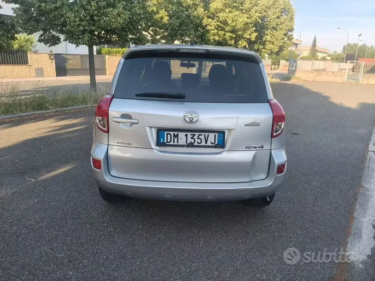 Usata Toyota RAV4 136 CV (100 kW) 2007 Grigio SUV