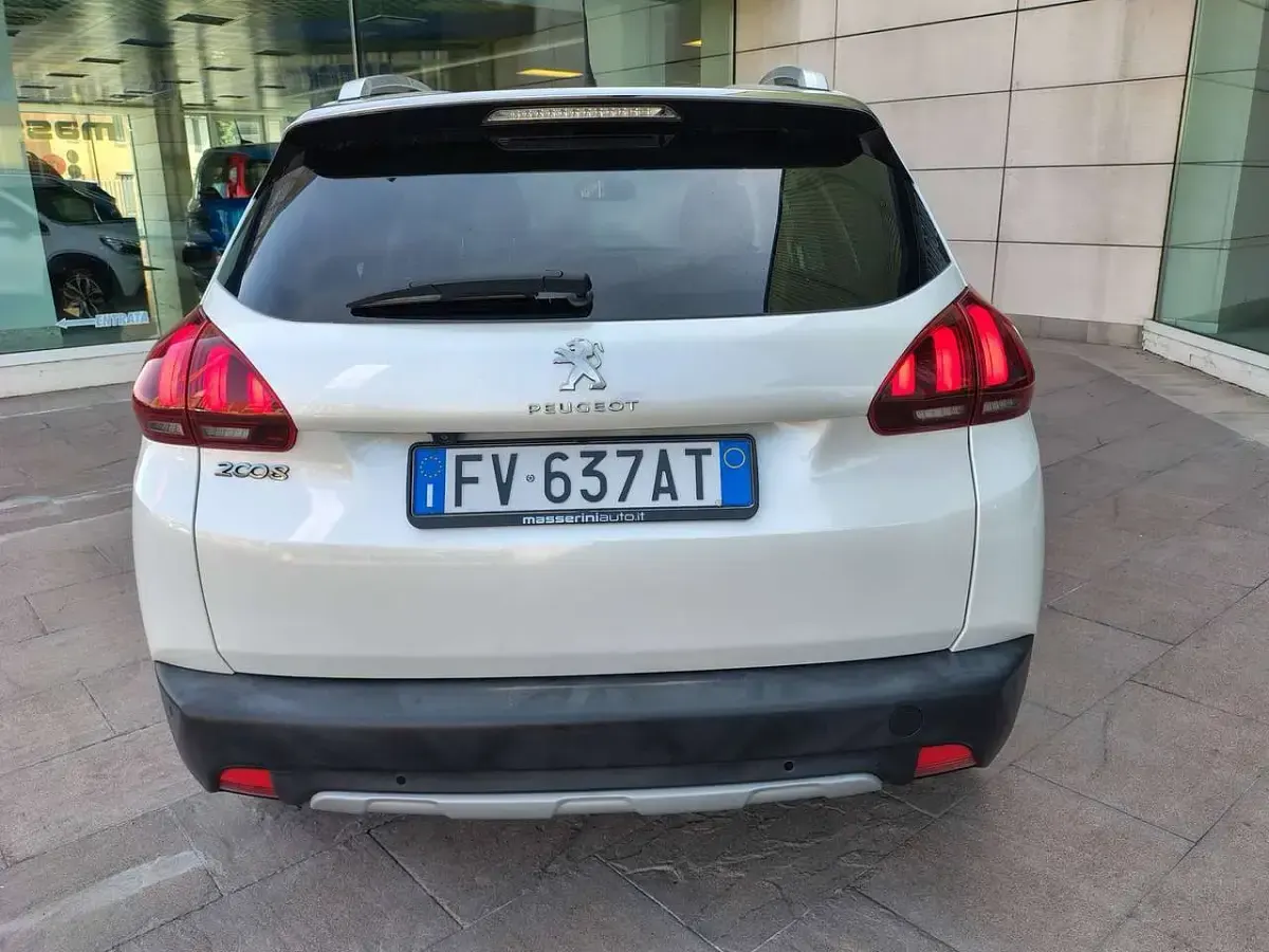 Usata Peugeot 2008 Allure 110 CV (80 kW) 2019 Bianco metallizzato SUV