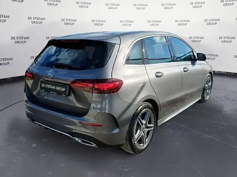 Usata Mercedes B180 Advanced Plus 116 CV (85 kW) 2025 Grigio montagna Utilitaria