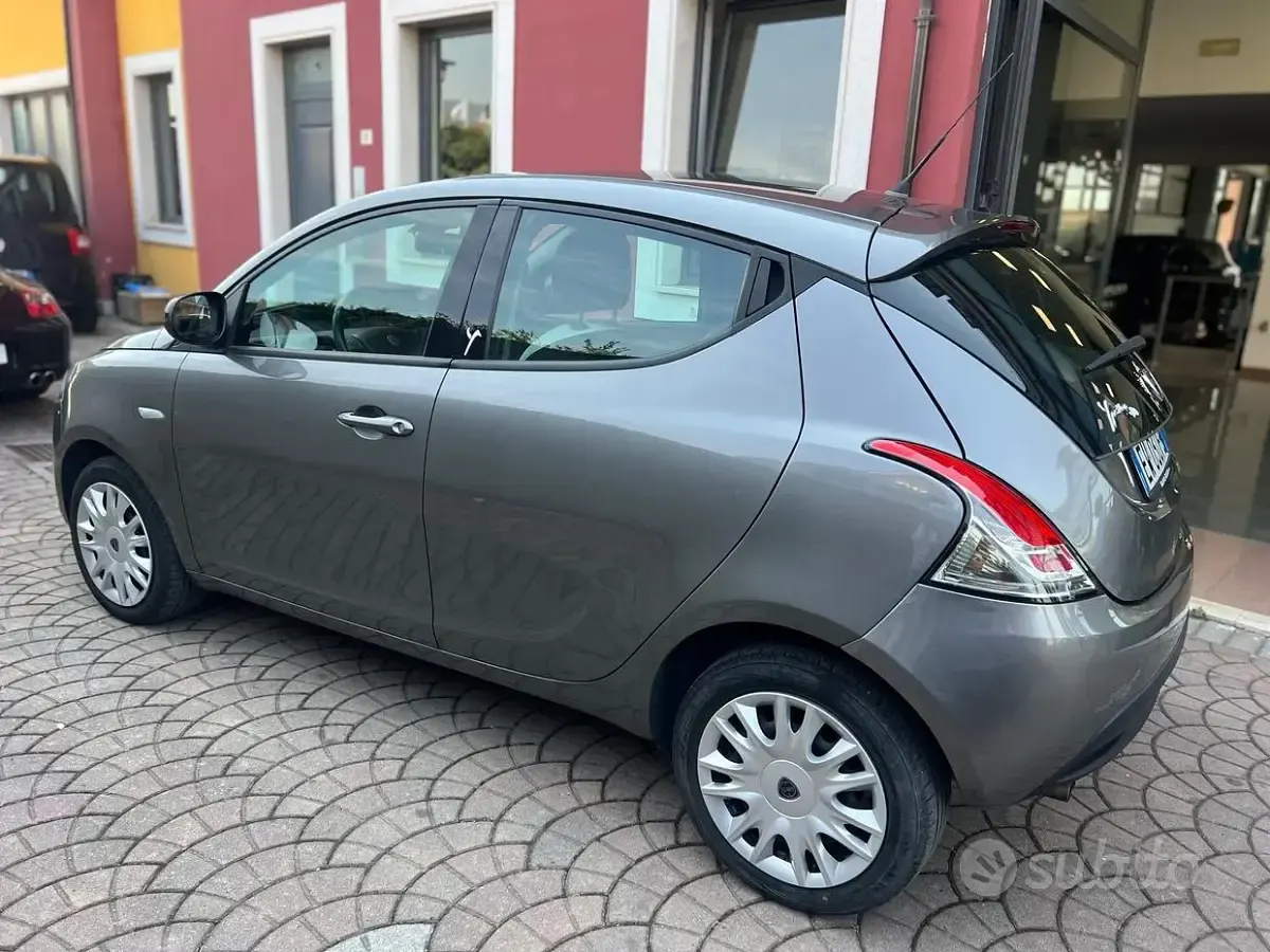 Usata Lancia Ypsilon 69 CV (50 kW) 2014 Grigio Utilitaria