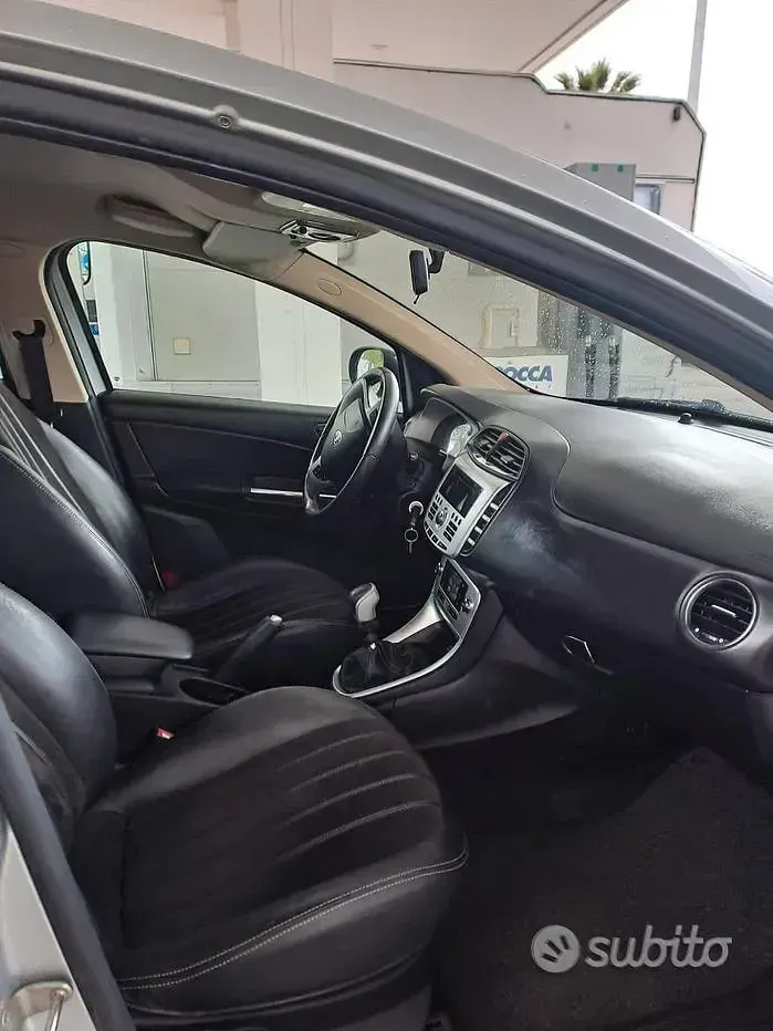 Usata Lancia Delta 120 CV (88 kW) 2012 Grigio Utilitaria