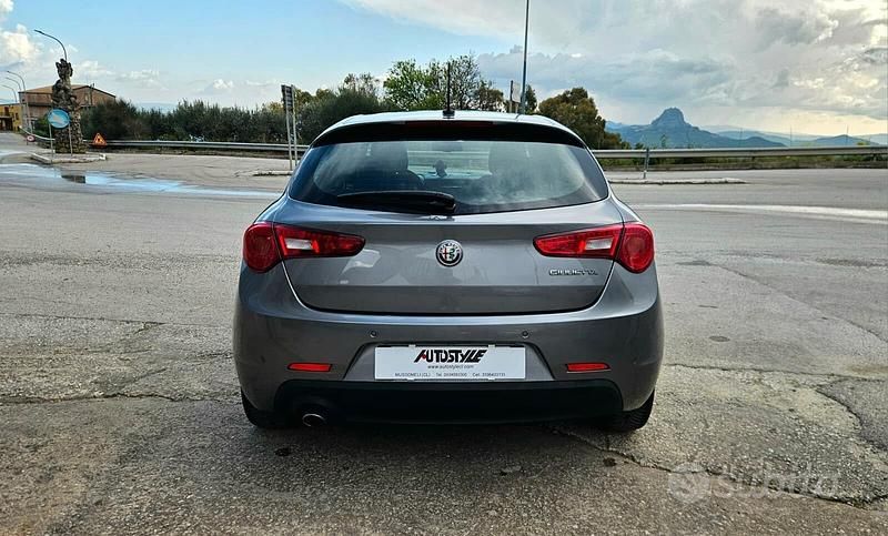 Usata Alfa Romeo Giulietta Super 120 CV (88 kW) 2016 Grigio Utilitaria