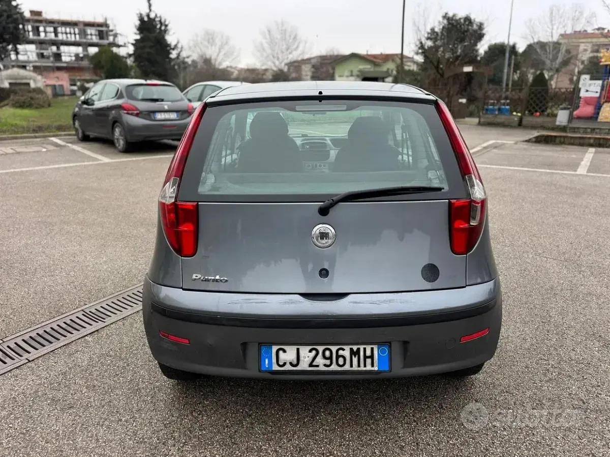 Usata Fiat Punto Emotion 80 CV (58 kW) 2003 Grigio Utilitaria