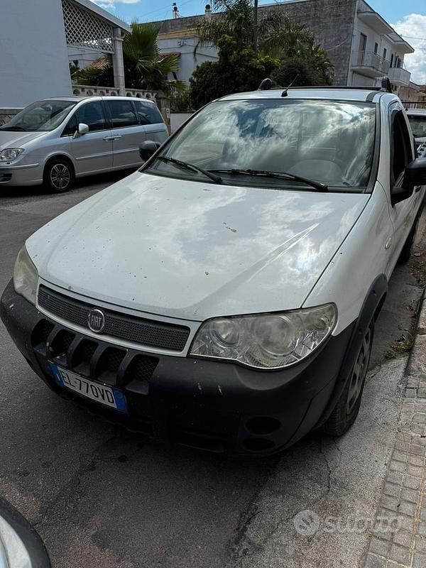 Bianco Usata 2012 Fiat Strada Pick-up | 9000 € - Immagine 1/4