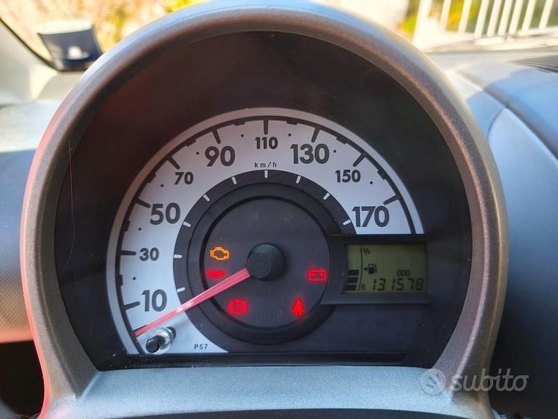 Second-hand Toyota Aygo 68 CP (50 kW) 2010 Roșu Hatchback