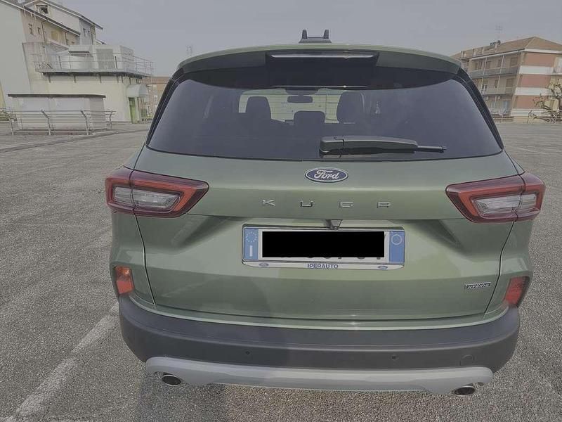 Usata Ford Kuga Titanium 243 CV (178 kW) 2024 Verde SUV