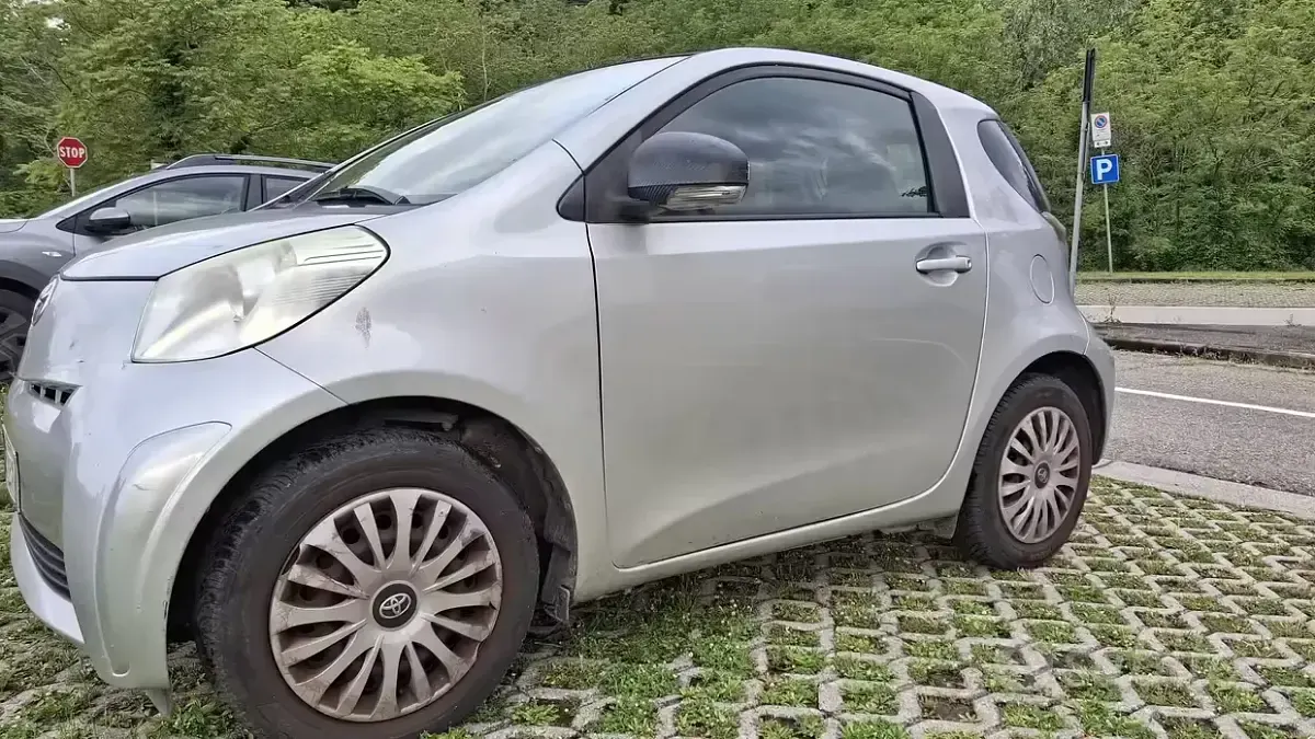 Usata Toyota iQ Sol 68 CV (50 kW) 2011 Grigio Utilitaria