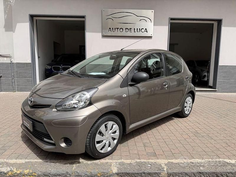 Usata Toyota Aygo Sol 69 CV (50 kW) 2013 Marrone Utilitaria