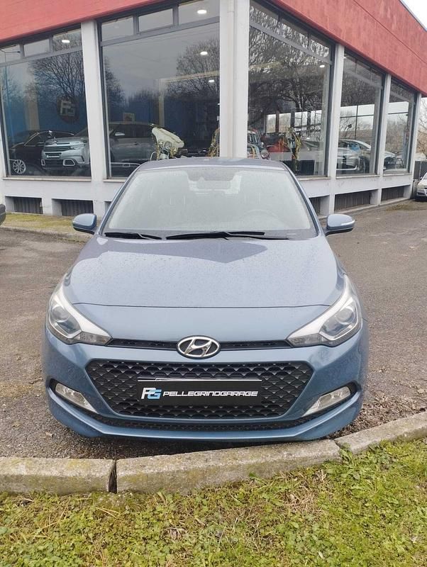 Usata Hyundai i20 75 CV (55 kW) 2015 Gray Berlina