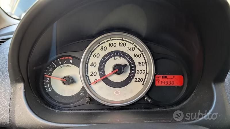 Usata Mazda 2 75 CV (55 kW) 2011 Nero Utilitaria