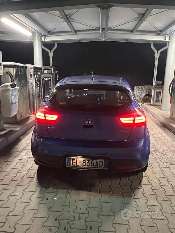 Usata Kia Rio 75 CV (55 kW) 2012 Blu Berlina