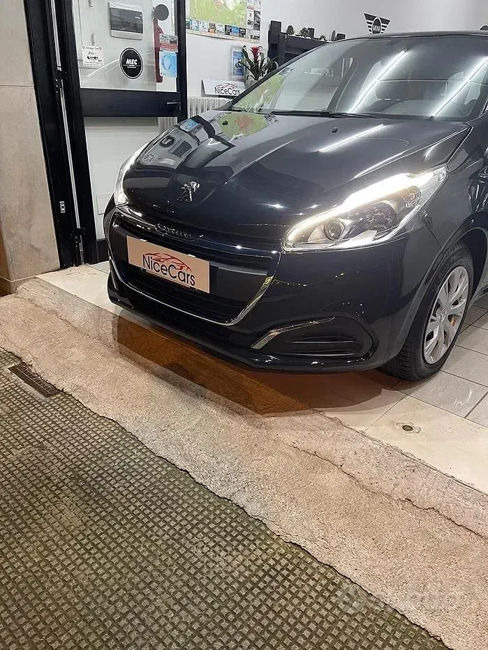 Usata Peugeot 208 Active 82 CV (60 kW) 2016 Blu Utilitaria