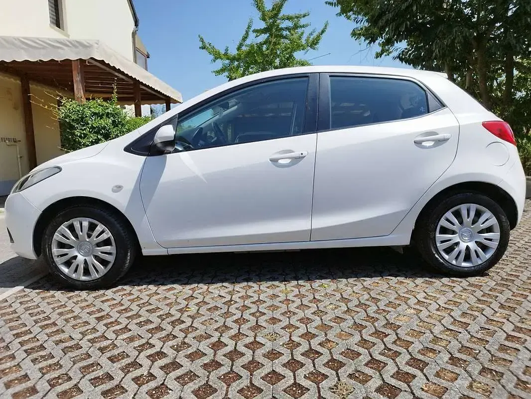Usata Mazda 2 75 CV (55 kW) 2008 Bianco Utilitaria