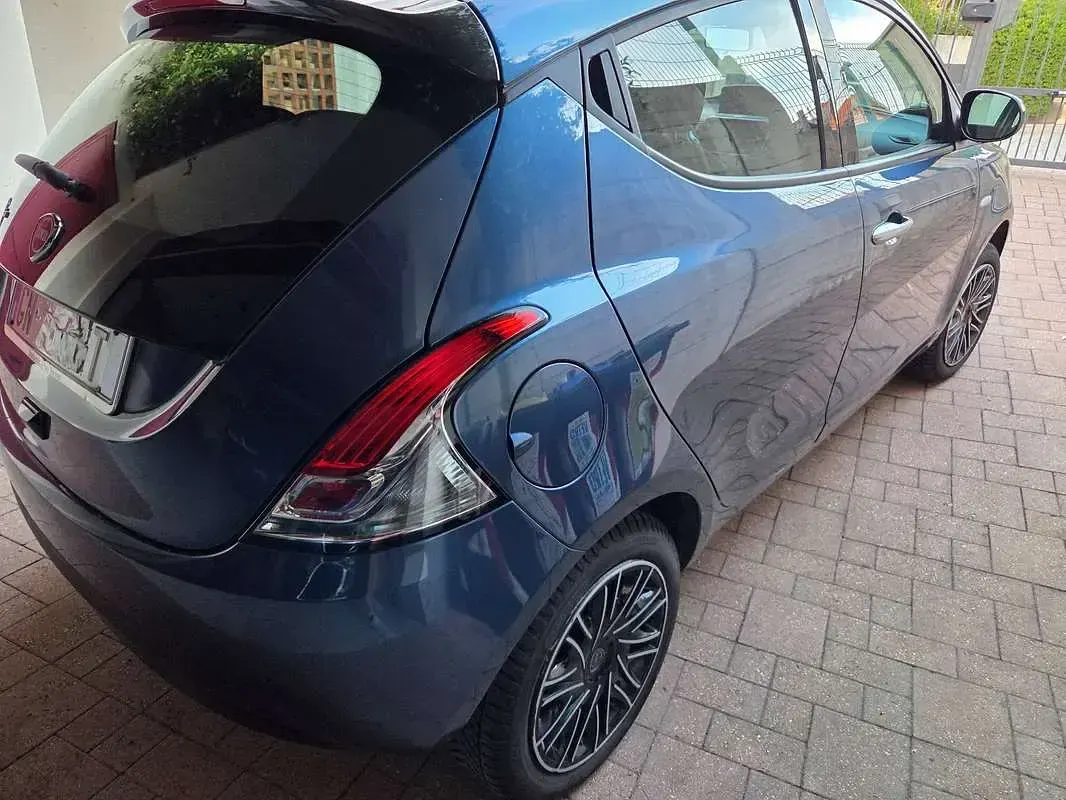 Usata Lancia Ypsilon Silver 69 CV (50 kW) 2023 Bluazzurro Utilitaria
