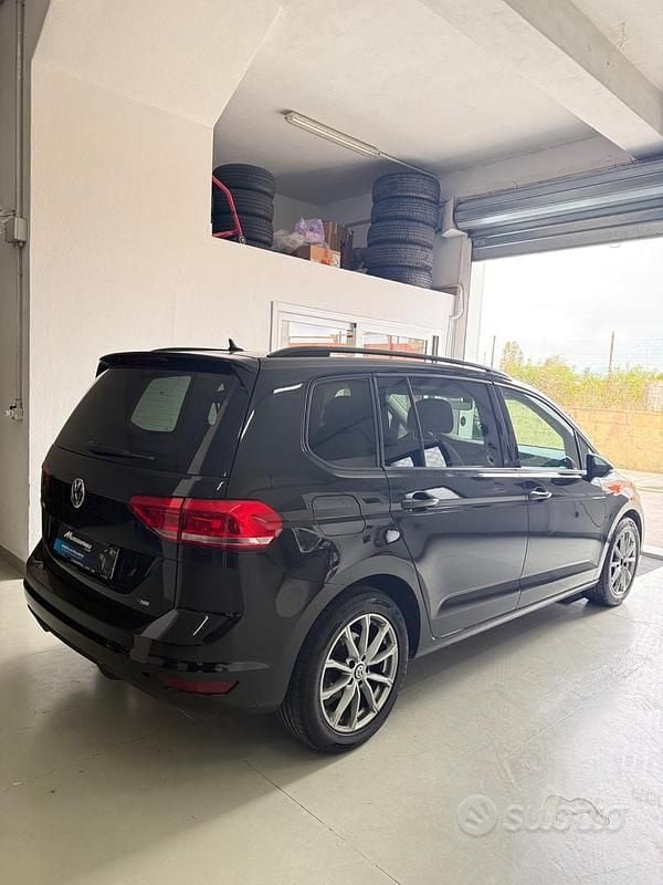 Käytetty VW Touran Comfortline 150 HP (110 kW) 2017 Musta Tila-auto