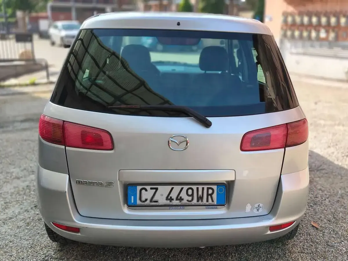 Usata Mazda 2 75 CV (55 kW) 2006 Argento Utilitaria