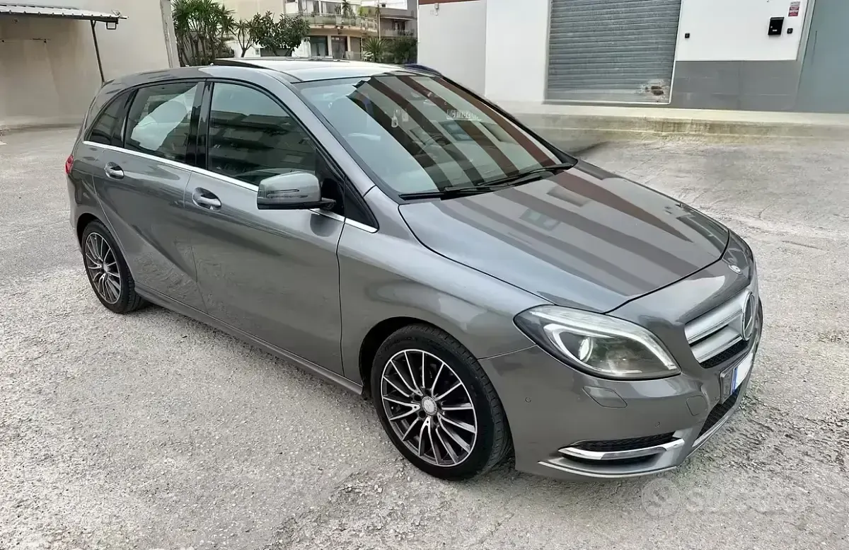 Usata Mercedes B200 Premium 156 CV (114 kW) 2012 Grigio Utilitaria