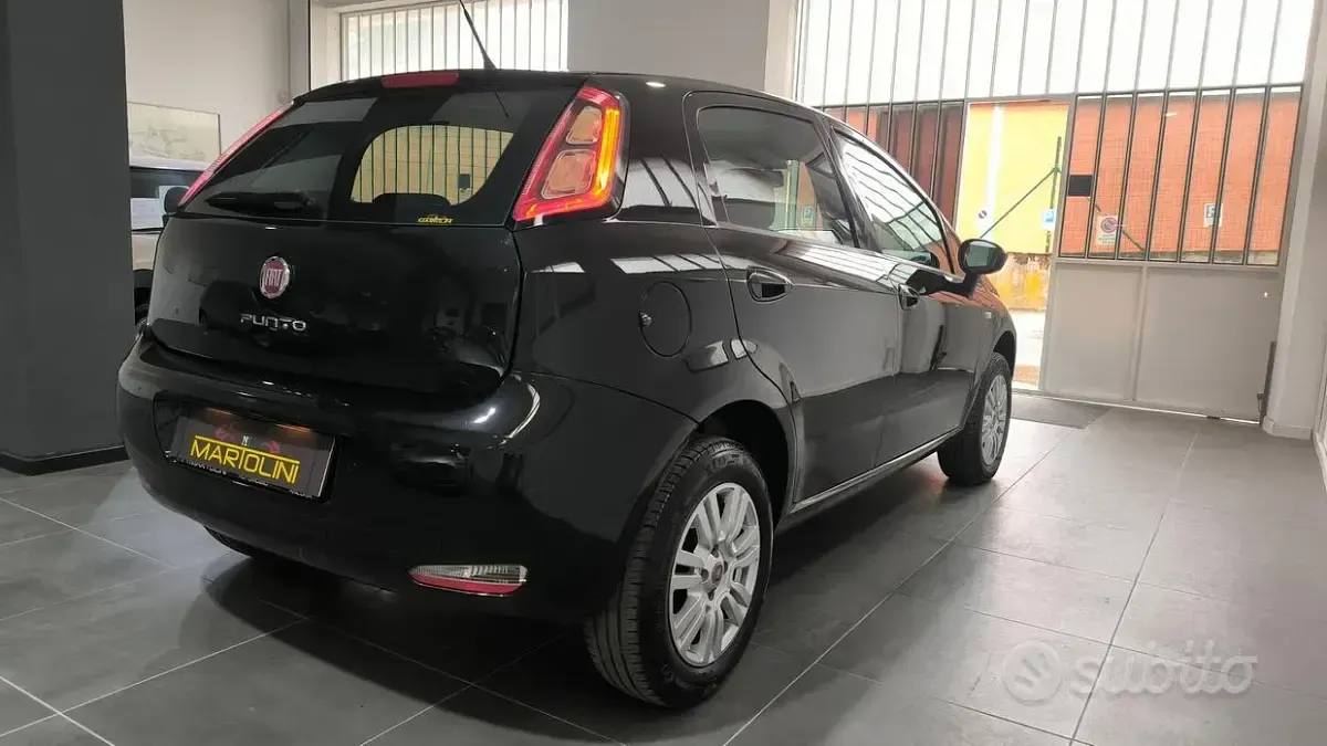 Usata Fiat Punto Lounge 70 CV (51 kW) 2015 Nero Utilitaria