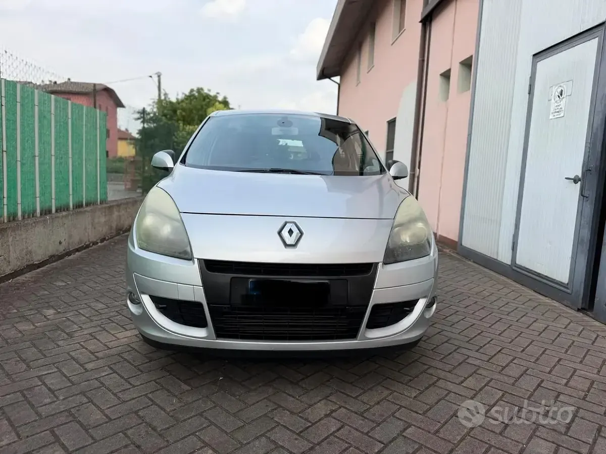 Usata Renault Scénic Luxe 110 CV (80 kW) 2011 Grigio Monovolume