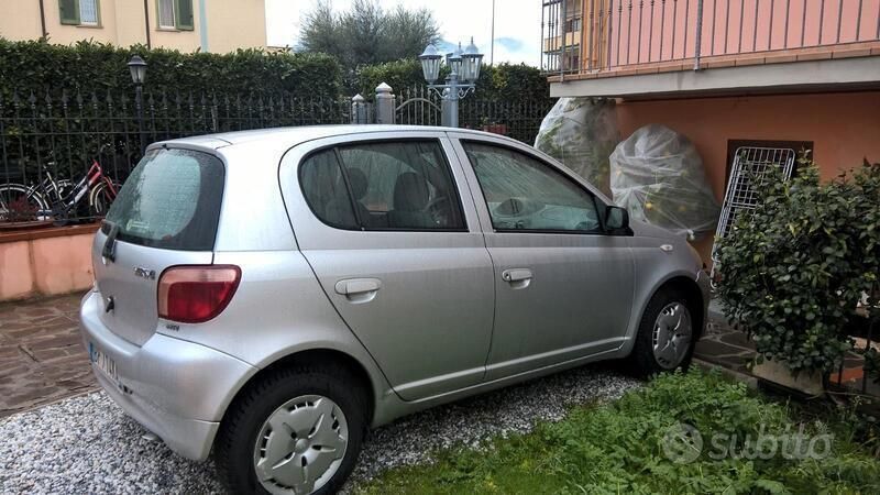 Grigio Usata 2000 Toyota Yaris Luna Due volumi | 3000 € - Immagine 1/4