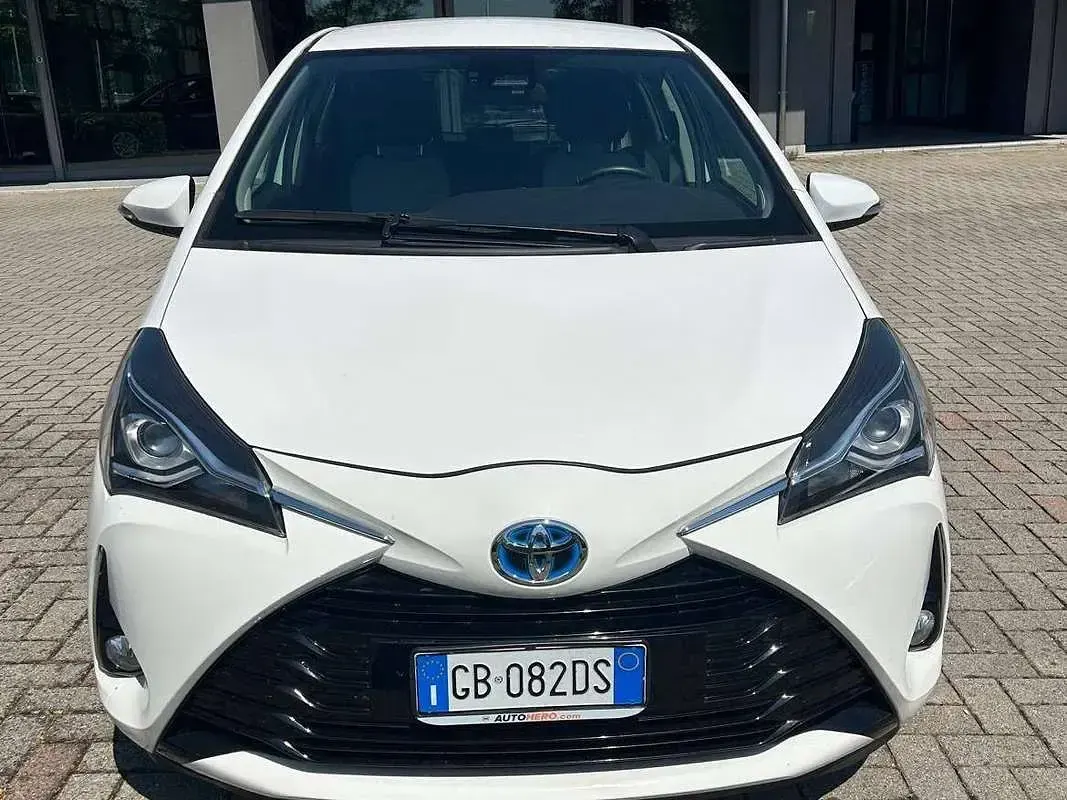 Usata Toyota Yaris Hybrid Active 73 CV (53 kW) 2020 Bianco Berlina