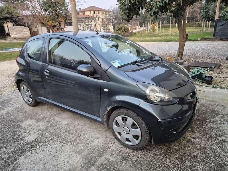 Usata Toyota Aygo Sol 68 CV (50 kW) 2006 Grigio Utilitaria