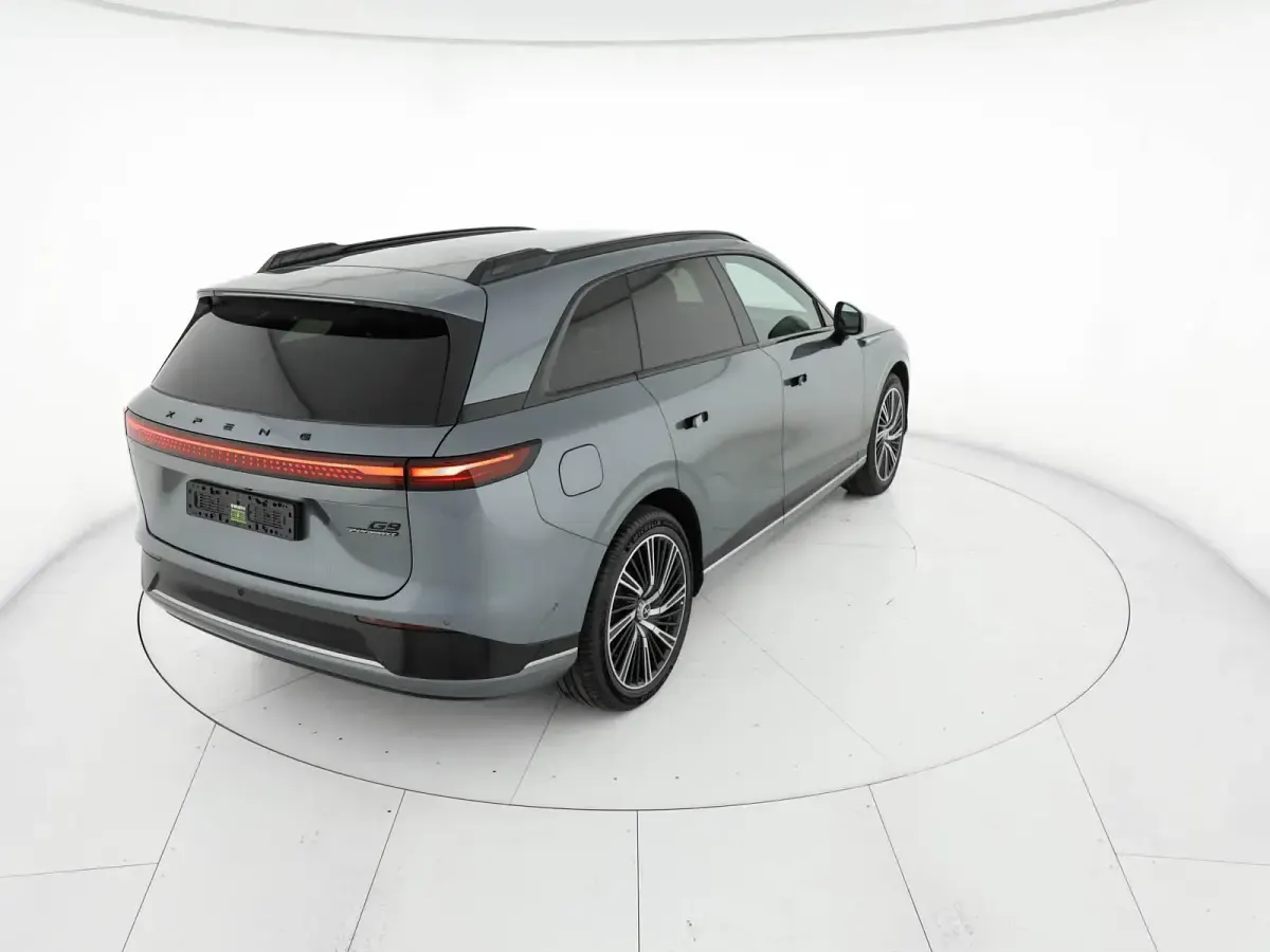 Nuova XPENG G9 423 kW (576 CV) 2026 Graphite grey SUV
